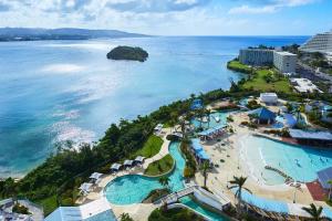塔穆宁Hoshino Resorts RISONARE Guam的享有度假胜地和海洋的空中景致