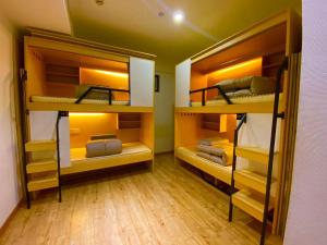 杭州时光印记青年旅舍的铺有木地板的客房内配有两张双层床。