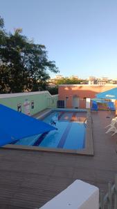 伊列乌斯Apartamento Baiano的一座大型游泳池,位于一座建筑旁的庭院内