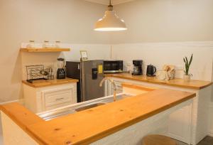 格雷西亚Victoria´s House的厨房配有水槽和冰箱