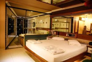 福塔莱萨Bali Motel (Adults Only)的一间卧室设有一张大床和一个浴缸