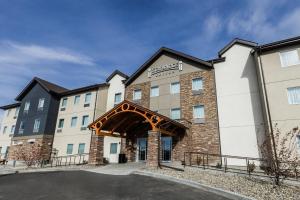 道森克里克Staybridge Suites - Dawson Creek, an IHG Hotel的酒店前方的 ⁇ 染