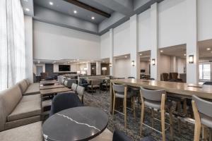 道森克里克Staybridge Suites - Dawson Creek, an IHG Hotel的餐厅设有桌椅和沙发。