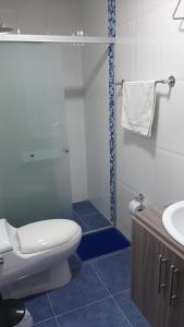 卡利San Joaquín B&B的浴室配有卫生间、淋浴和盥洗盆。