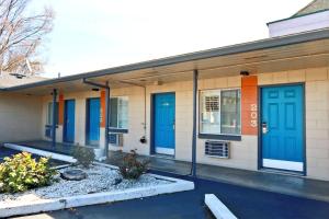 梅德福City Center Motel的建筑上装有蓝色和橙色的门