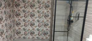 阿利坎特CENTRUM的带有花卉图案的窗帘的淋浴