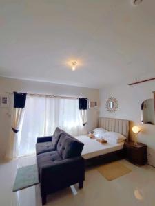 公主港Palawan Paradise Condotel 7F的客厅配有沙发和1张床