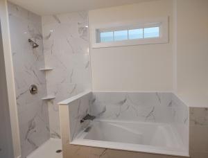 梅肯Make A Little Music House的白色的浴室设有浴缸和窗户。