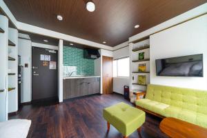 神户Kobe Motomachi Roji Building - Vacation STAY 16197的客厅配有黄色沙发和电视