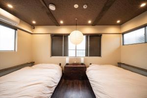 神户Kobe Motomachi Roji Building - Vacation STAY 16197的带2扇窗户的客房内的2张床