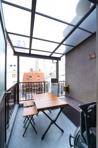 神户Kobe Motomachi Roji Building - Vacation STAY 16197的大楼阳台上的桌子
