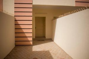 瓦加杜古Kadoued Furnished Apartment 2 Bedroom的一条空的走廊,有门和楼梯