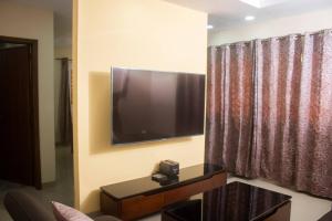 瓦加杜古Kadoued Furnished Apartment 2 Bedroom的客厅设有壁挂式平面电视。