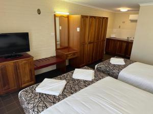 肯普西肯普西城中央汽车旅馆的酒店客房设有两张床和一台平面电视。