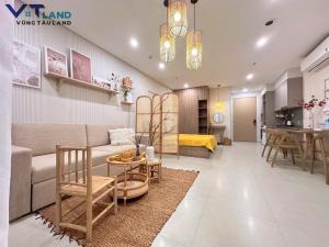 头顿The Sóng Hotel & Apartment Vũng Tàu - VTLand的客厅配有沙发和桌子