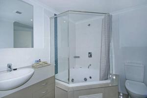 艾塔龙海滩Ettalong Beach Luxury Apartments的带淋浴、盥洗盆和卫生间的浴室
