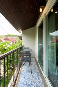 清迈Teera villa chiang mai ทีร่าวิลล่าเชียงใหม่的阳台的天井配有桌子