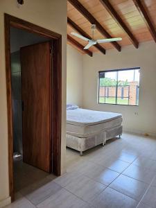 圣贝纳迪诺HERMOSA CASA DE 3 DORMITORIOS的一间卧室配有一张床和吊扇
