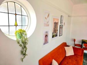 格拉斯哥Charming 3-Bed Oasis-free parking的客厅配有橙色沙发和窗户