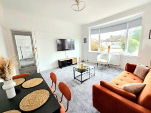 格拉斯哥Charming 3-Bed Oasis-free parking的客厅配有沙发和桌子
