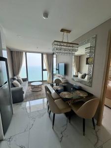 乔木提恩海滩Copacabana Beach Jomtien的客厅配有餐桌和镜子