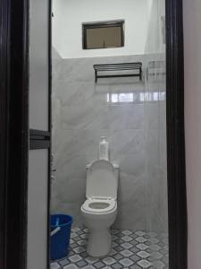 瓜拉丁加奴KZ Roomstay的浴室位于隔间内,设有白色卫生间。