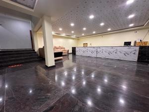蒂鲁瓦纳马莱MPS Sai Palace的一个大房间,里面设有舞台和沙发