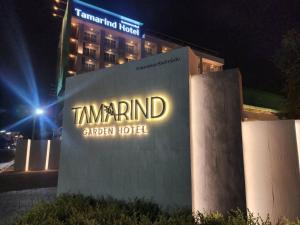 罗勇Tamarind Garden Hotel - SHA Plus Certified的大楼前的酒店标志