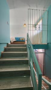 门多萨Essencial Hotel & Spa的楼梯,带长凳和一张位于房间的床