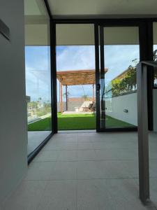 坎古Luna Ola Villa Berawa的开放式玻璃门,享有海景