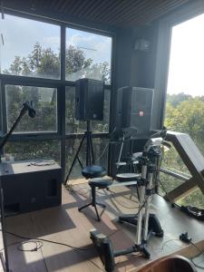 Thanh BìnhHotel Stylish Binh Long的录音室配有椅子、电视和窗户