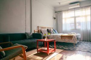 Bang OArtwork house good cozy apartment的客厅配有绿色沙发和床。