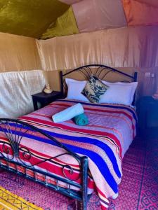 梅尔祖卡Overnight Desert Camp的帐篷内一间卧室,配有一张床