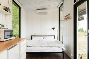 礁溪Forest View Cottage 1的一间小卧室,配有一张床和一张书桌