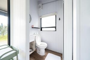 礁溪Forest View Cottage 1的白色的浴室设有卫生间和窗户。