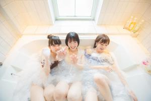 福冈Hotel & Sweets Fukuoka LOVEHOTEL的三个年轻的女浴缸里坐