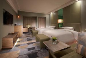 竹北新竹丰邑喜来登大饭店的酒店客房带两张床和厨房
