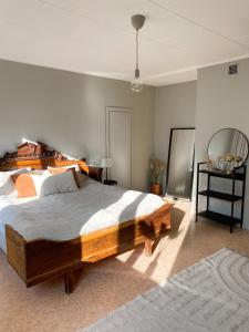 Stort lantligt hus i idyllisk miljö客房内的一张或多张床位