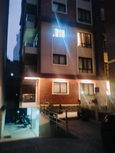加德满都Beautiful 1 bedroom apartment in Sundhara Kathmandu的享有大楼的夜间景致