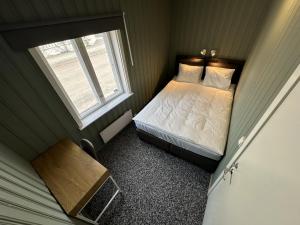 利勒斯特罗姆KM Rentals - Lillestrøm City - Private Rooms in Shared Apartment的一间小卧室,配有床和窗户