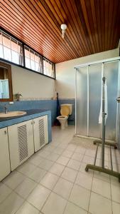 宾南邦Singa angsa house 狮鵝坊 半独立式别墅的带淋浴、盥洗盆和卫生间的浴室