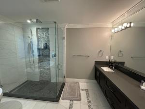 温哥华Charming Modern Home Near Downtown and UBC的一间带玻璃淋浴和水槽的浴室
