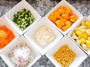 磐城磐城华盛顿酒店的一组装满不同种类蔬菜的白碗
