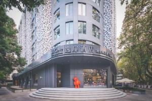 南京南京新街口逸扉酒店的一座建筑前的红雕像