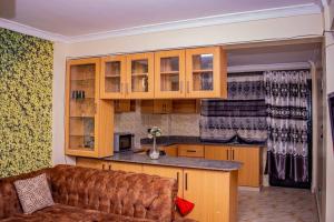 RuiruDandy Home, 2 BdRm, Estn Bypass Kamakis Greenspot的带沙发的客厅和厨房