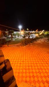 Al LaqīţahThenoblejewel的夜间有照明的停车场,