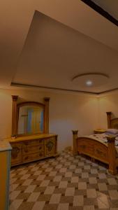 Al LaqīţahThenoblejewel的一间卧室配有一张大床和镜子