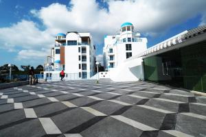 邦萨雷Costa Village Jacuzzi Bangsaray的两座白色建筑,前方设有格子地板