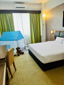 马六甲Hotel Sentral Melaka @ City Centre的一间卧室配有一张床和一个蓝色帐篷