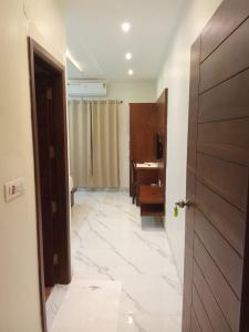 Rāja SānsiThe Amur Falcon Inn & Resorts的客房设有带水槽和门的浴室